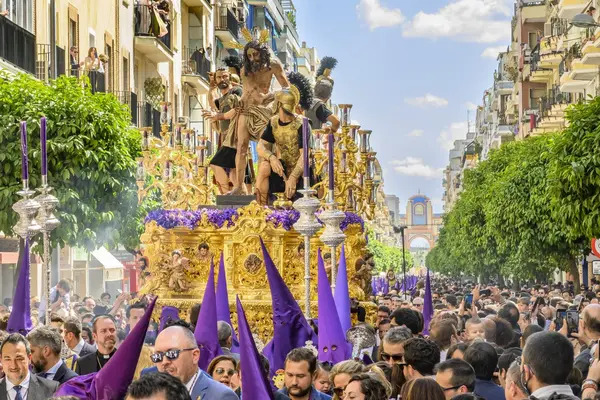 En Andalucía, al sur de España, la Semana Santa se vive con una pasión inigualable, aunque Sevilla conocida por sus procesiones majestuosas