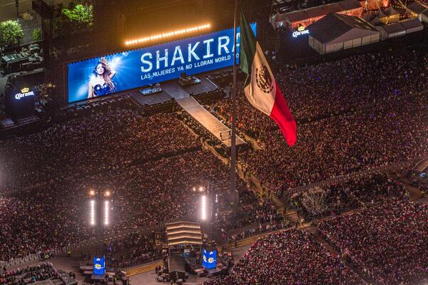 Shakira terminó el domingo 1 de marzo su gira Las Mujeres Ya No Lloran con un nuevo récord, al reunir a 400,000 personas en el Zócalo