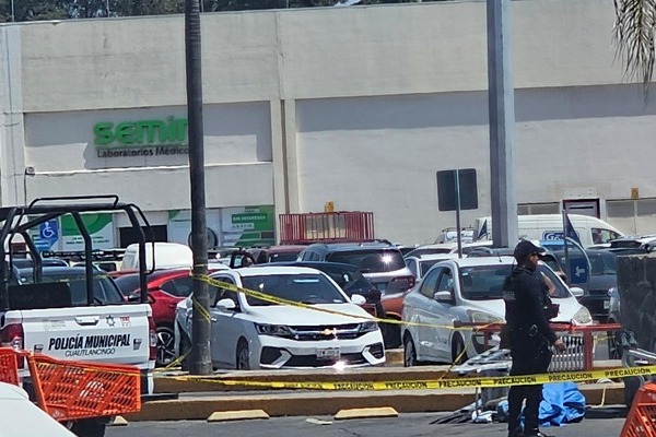 Un hombre que realizaba mantenimiento en una luminaria del estacionamiento de la plaza comercial Cruz del Sur perdió la vida