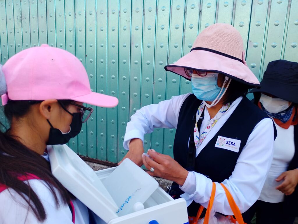 • _Recorren casa por casa la comunidad de San Mateo Ayecac para proteger a la población ante el riesgo de contagios en la región_