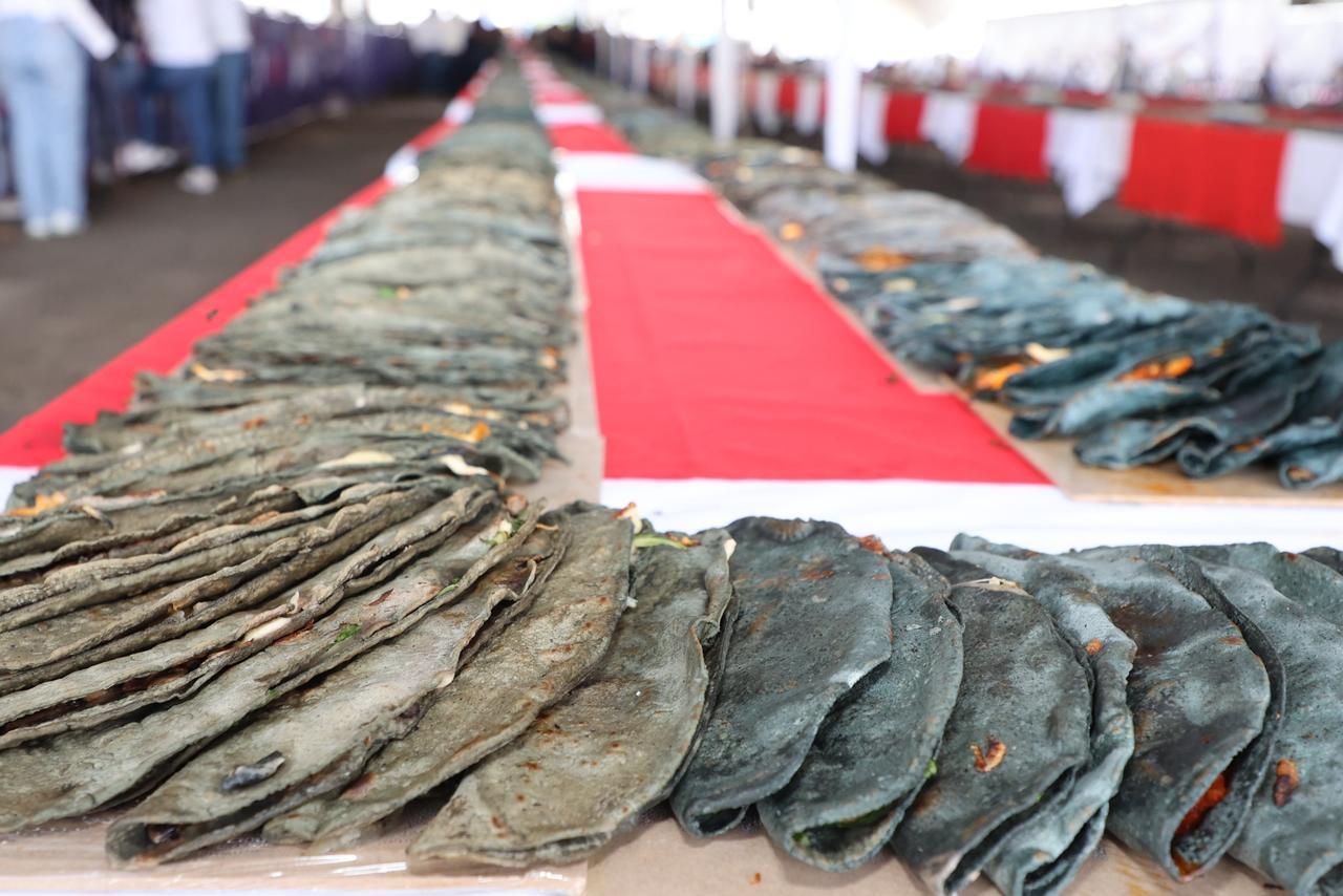 Logra Tlaxcala su cuarto Récord Guinness con la línea de quesadillas más grande del mundo