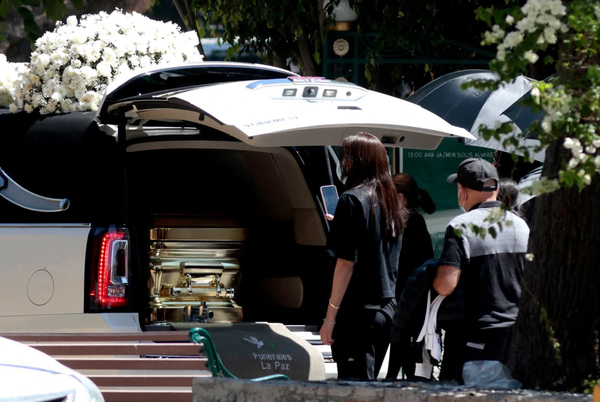 Dentro de un ataúd dorado, en una carroza blanca, llegó al panteón Recinto de la Paz, ubicado en Guadalajara, Jalisco el cuerpo de "El Mencho"
