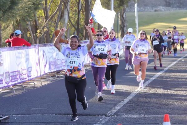 Más de 3 mil corredoras participaron en la Carrera por las “Mujeres y la Igualdad”, en Puebla