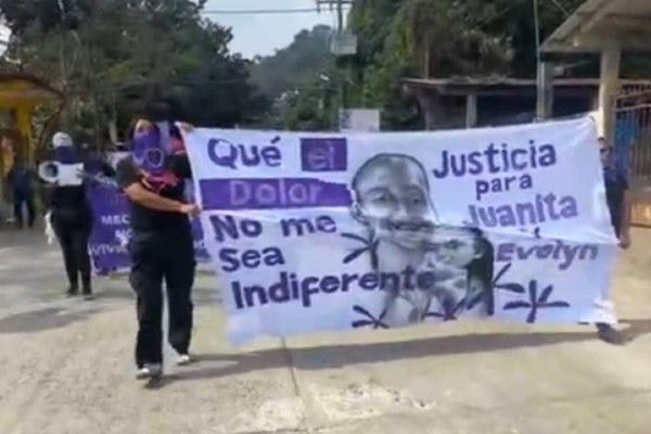 Marchan para exigir justicia por Juana y Evelyn, víctimas de feminicidio en Pantepec: "Mecapalapa no puede vivir con miedo", gritan