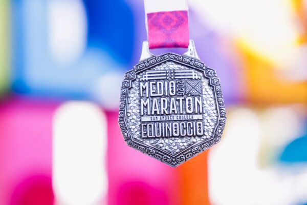 Esta son la playera y medalla del Medio Maratón San Andrés Cholula, Equinoccio 2026