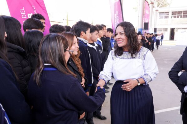 Lupita Cuautle entrega reconocimientos y estímulos económicos a alumnas y alumnos