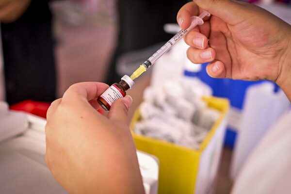 A raíz de la campaña masiva del gobierno federal contra el sarampión, cada semana vacunan a 3.4 millones de personas, informó Eduardo Clark